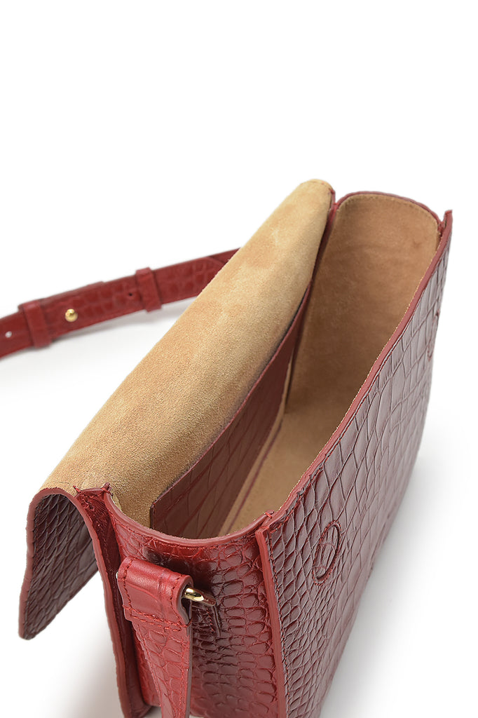 Bandolera con solapa cuadrada de piel grabada en coco rojo soft  Leandra