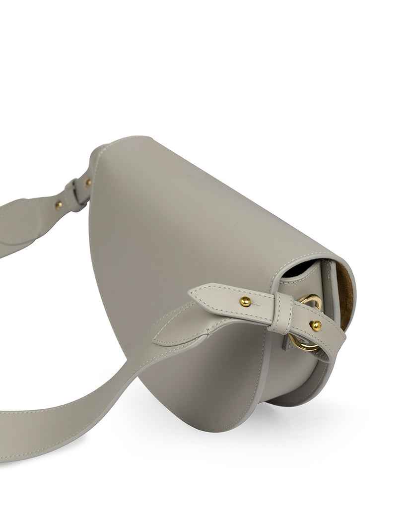 Imagen detalle asa de bandolera tipo Saddle bag color gris Leandra. Bolso made in Spain Leandra. Fabricado en Ubrique, España y a la venta en leandrabrand.com