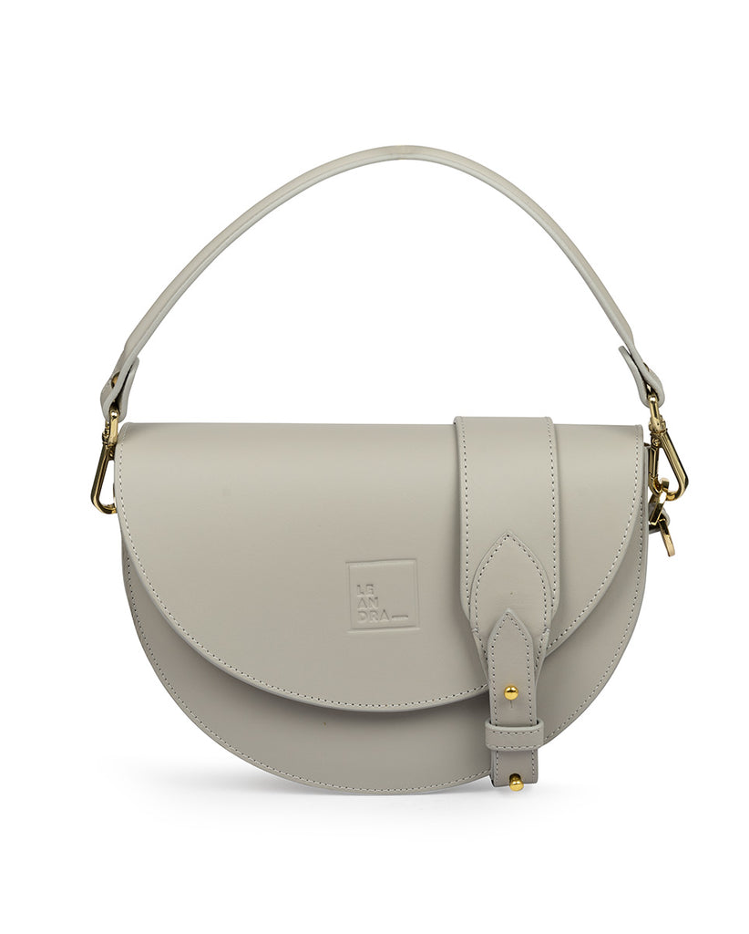 Imagen frontal doble asa de bandolera tipo Saddle bag color gris Leandra. Bolso made in Spain Leandra. Fabricado en Ubrique, España y a la venta en leandrabrand.com