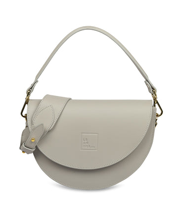 Imagen frontal de bolso tipo Saddle bag color gris Leandra. Bolso made in Spain Leandra. Fabricado en Ubrique, España y a la venta en leandrabrand.com 
