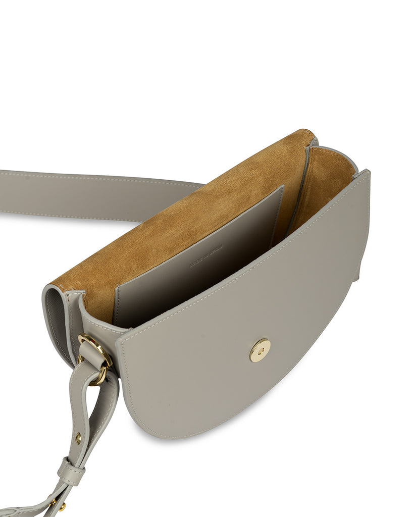 Interior de bolso de piel. Saddle bag en color gris Leandra. Bolsos de piel made in Spain Leandra a la venta en leandrabrand.com