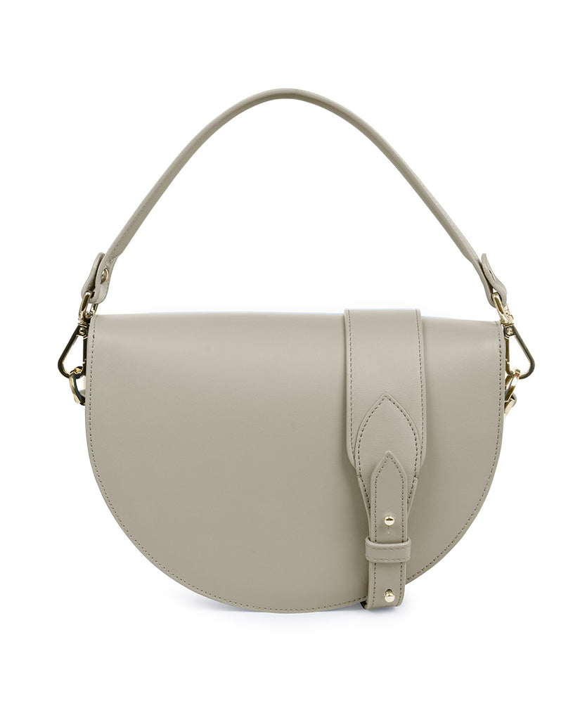 Imagen trasera de bolso de mano tipo Saddle bag color gris Leandra. Bolso made in Spain Leandra. Fabricado en Ubrique, España y a la venta en leandrabrand.com