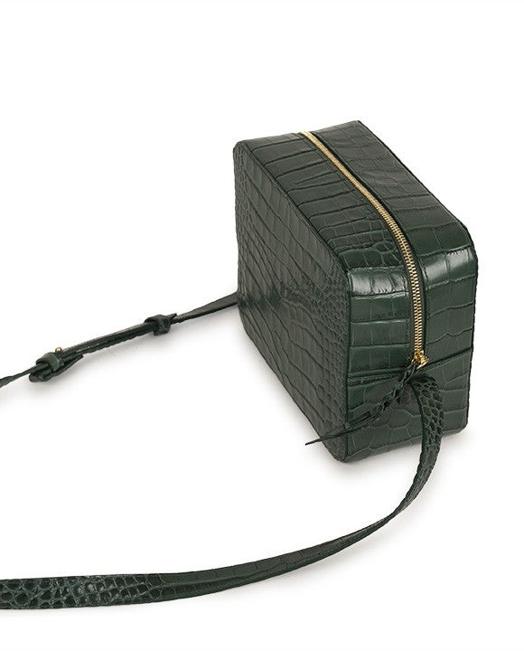 Crossbody verde forest grabada en coco Leandra. Bolso de piel grabada en coco made in Spain Leandra. Imagen de bolso en posición oblícua con asa extendida.