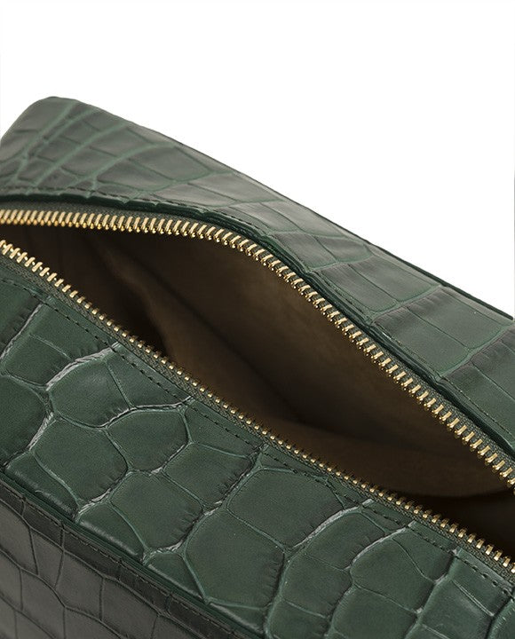 Detalle interior bandolera grabada en coco verde forest Leandra. Bolso de mujer Leandra made in Spain. Imagen interior del bolso.