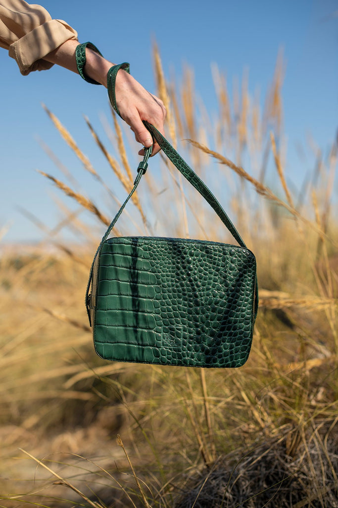 Bandolera grabada en coco Leandra verde forest. Bolso de piel grabada en coco verde made in Spain Leandra . Imagen modelo con bolso.