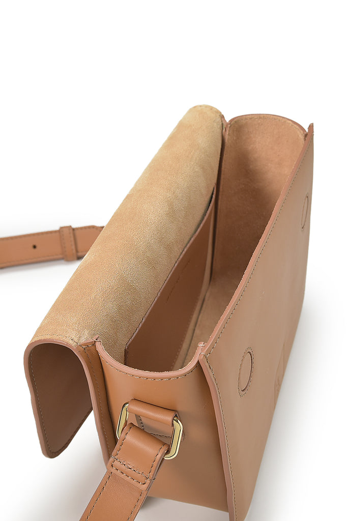 Imagen Interior bandolera rectangular con solapa de piel color camel Leandra fabricada en España