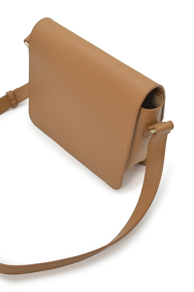 Bandolera rectangular con solapa de piel color camel Leandra made in Spain