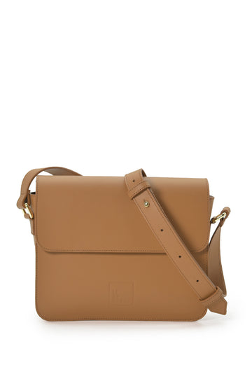 Imagen frontal de bolso bandolera rectangular con solapa de piel color camel Leandra.