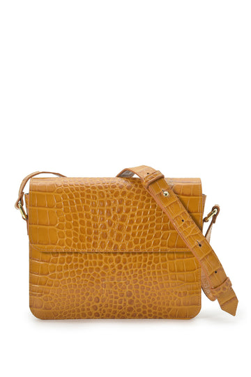 Imagen frontal de bandolera rectangular con solapa de piel grabada en coco camel Leandra 