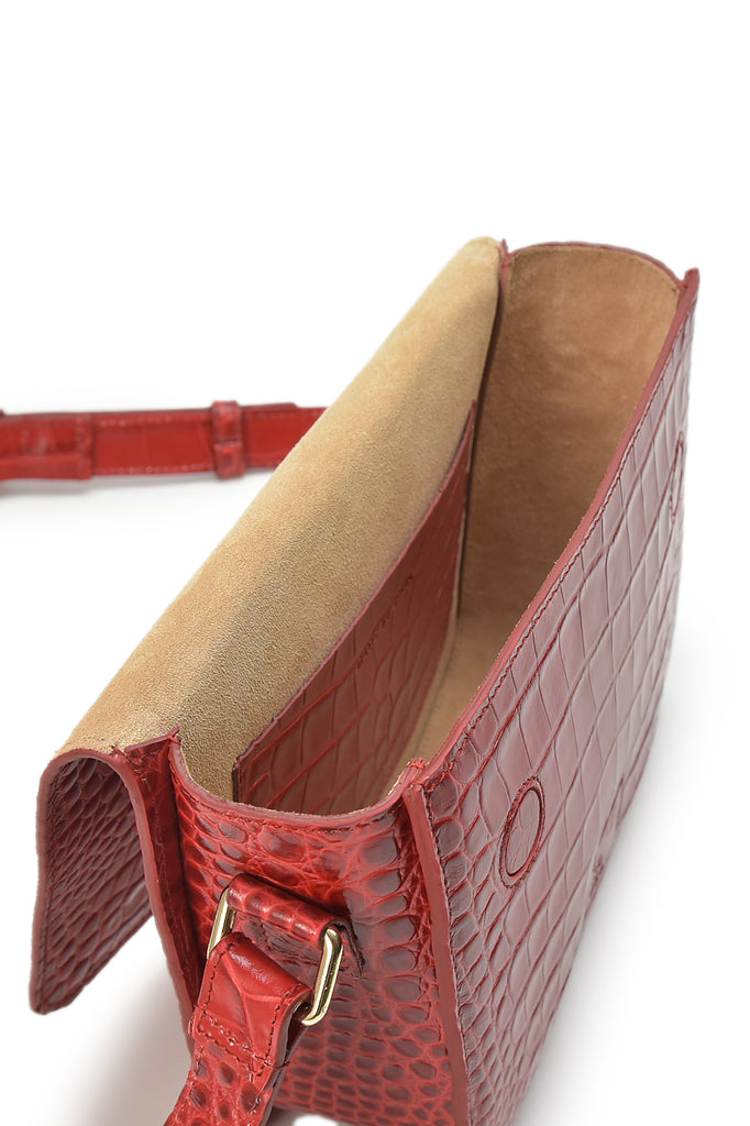 Imagen interior de bandolera rectangular con solapa de piel grabada en coco rojo Leandra made in Ubrique