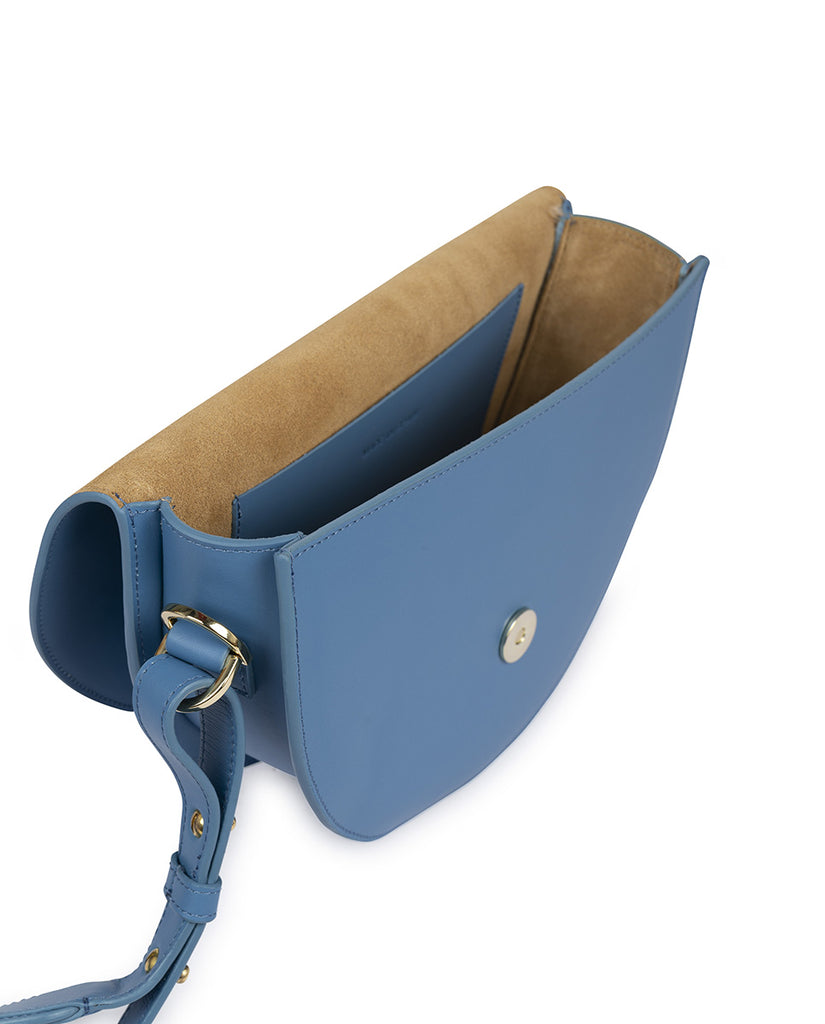 Bolso tipo saddle bag de piel azul. Bolso piel made in Spain Leandra a la venta en Leandrabrand.com