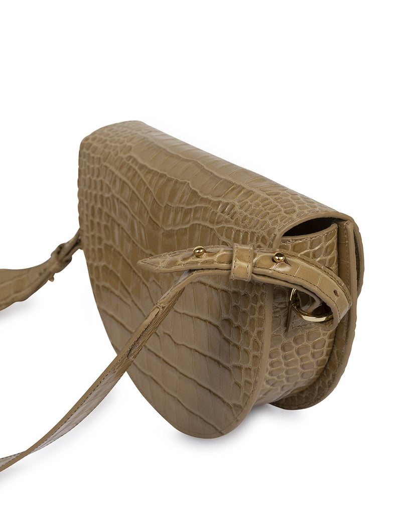 Bolso de piel grabada en coco tipo  saddle bag color arena Leandra. Bolso de piel made in Spain Leandra