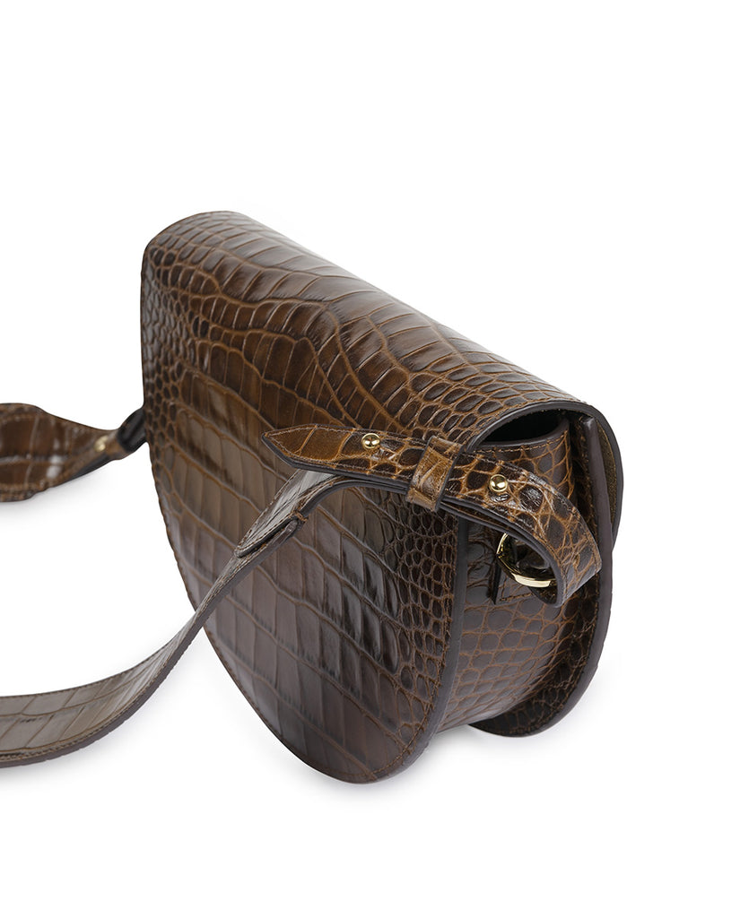 Bolso saddle bag de piel grabada en coco marrón chocolate Leandra. Bolso de mano con asa bandolera de piel made in Spain Leandra