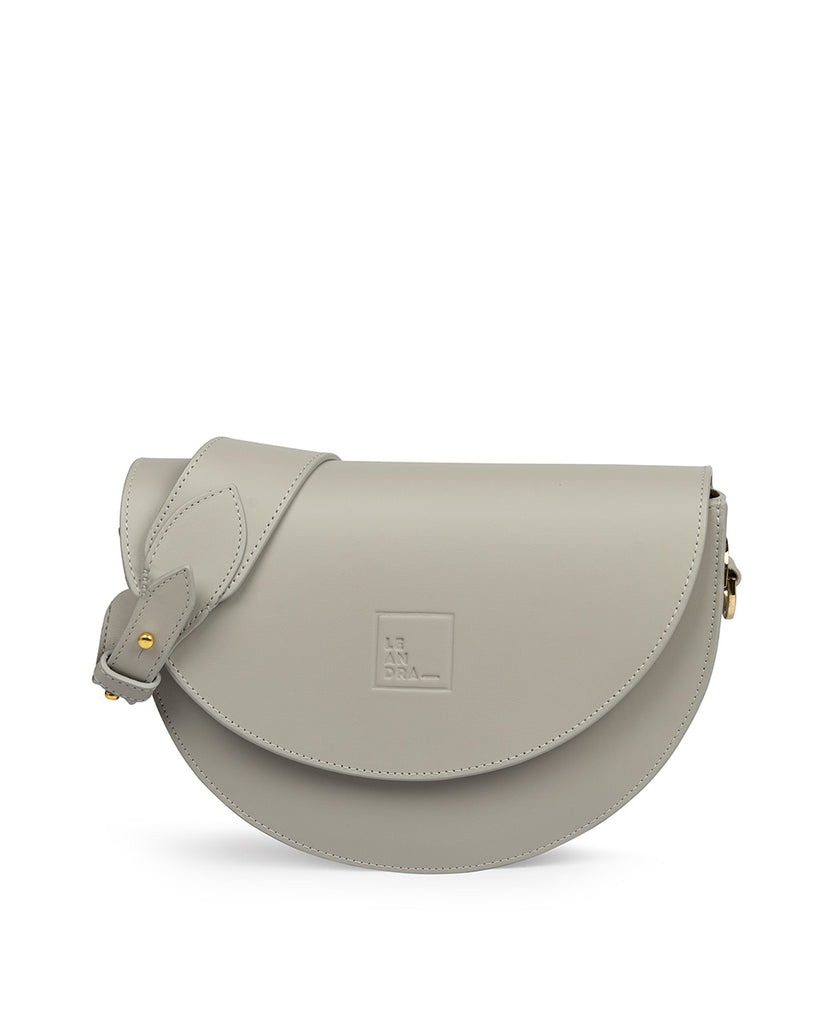 Bolso de piel tipo Saddle bag color gris Leandra. Bolso made in Spain Leandra. Fabricado en Ubrique, España y a la venta en leandrabrand.com