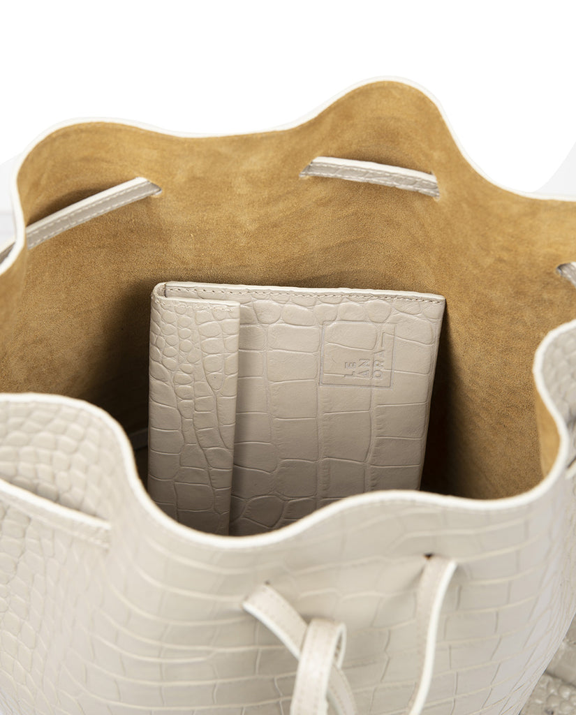 Bucket bag de piel grabado en coco color perla. Bolso de piel  made in Spain Leandra