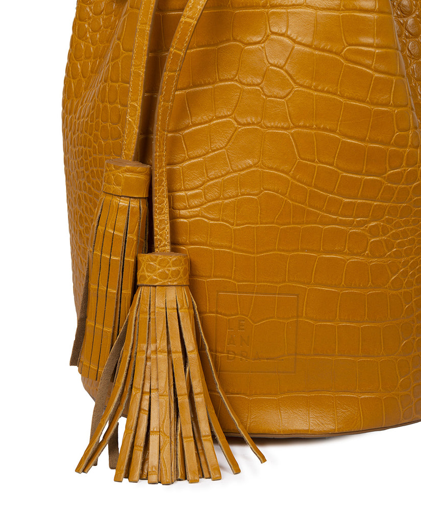 Bucket bag en piel grabada en coco color avellana Leandra. Imagen detalle borlas