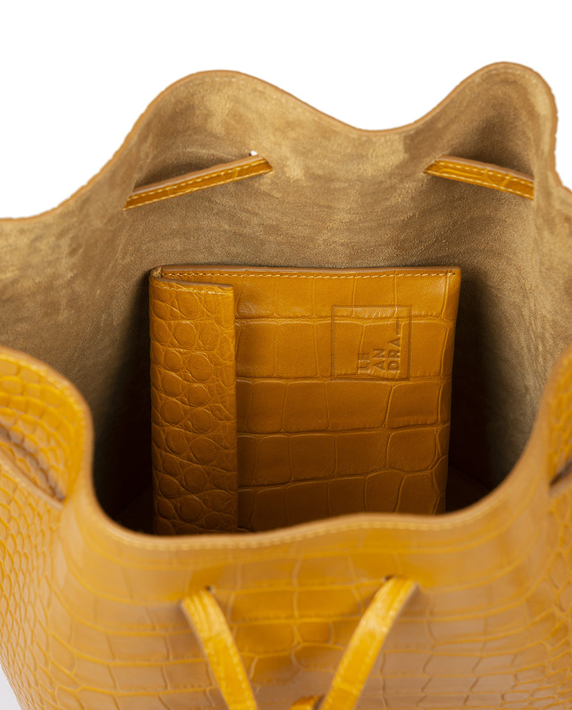 Bucket bag de piel grabada en coco color avellana Leandra. Bolsos de piel Leandra imagen interior bolso