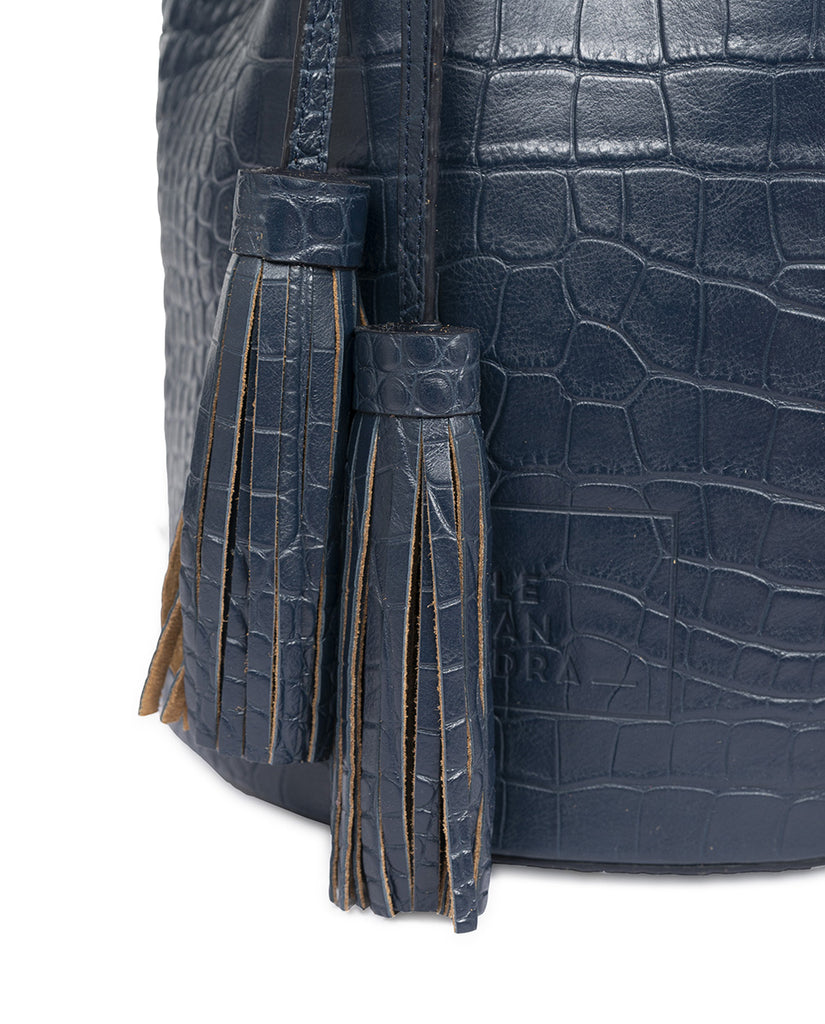 Bolso saco  de piel grabada en coco azul Leandra. Bolsos Leandra Made in Spain a la venta en leandrabrand.com imagen borla