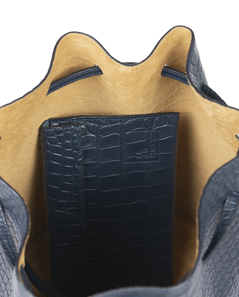 Bucket bag grabado en coco azul Leandra. Bolsos Leandra Made in Spain a la venta en leandrabrand.com imagen interior bolso