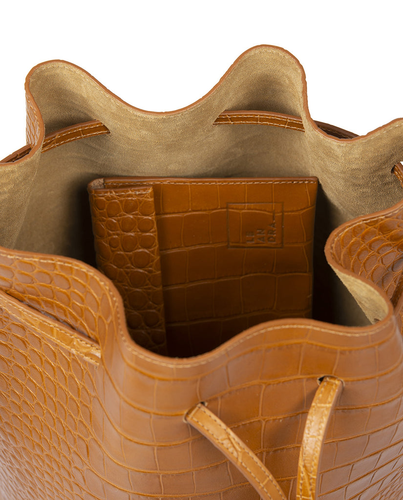 Bucket bag grabado en coco color caramel Leandra. Bolsos made in Spain Leandra. Imagen interior bolso