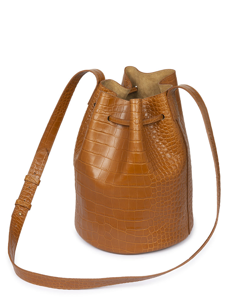 Bucket bag de piel grabado en coco color marrón Leandra. Bolso made in Spain Leandra. Imagen trasera