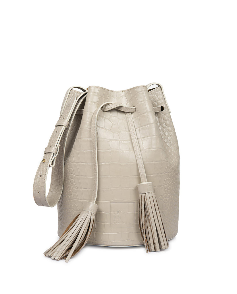 Bucket bag de piel grabado en coco color perla. Bolso made in Spain Leandra imagen frontal.