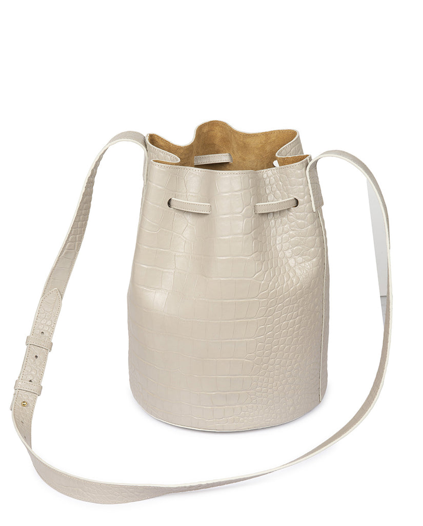 Bolso bucket bag de piel grabado en coco color perla. Bolsos made in Spain Leandra imagen trasera con asa extendida.