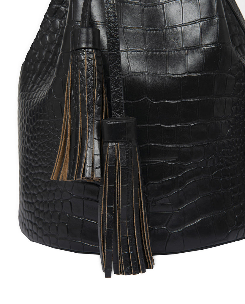 Bucket bag de piel grabado en coco negro.  Bolsos de piel made in Spain Leandra. Imagen borla