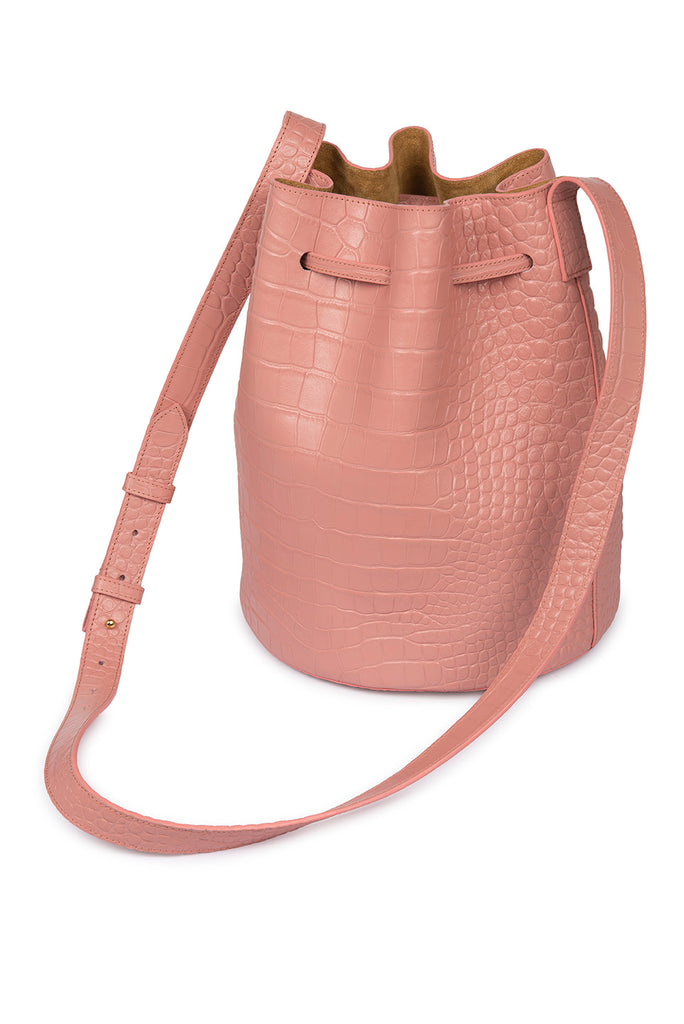 Bucket bag de piel grabado en coco rosa. Bolso de piel made in Spain Leandra. Imagen asa extendida.