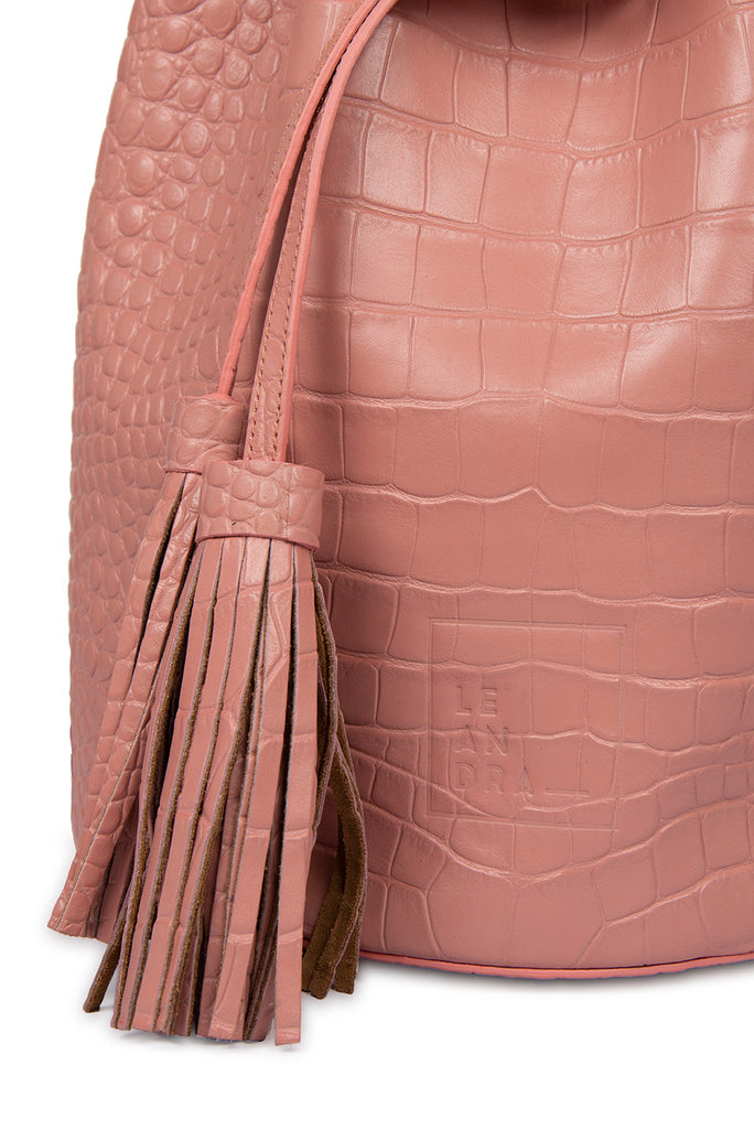 Bucket bag de piel grabado en coco soft rosa. Bolsos de piel made in Spain Leandra. Imagen detalle borla 