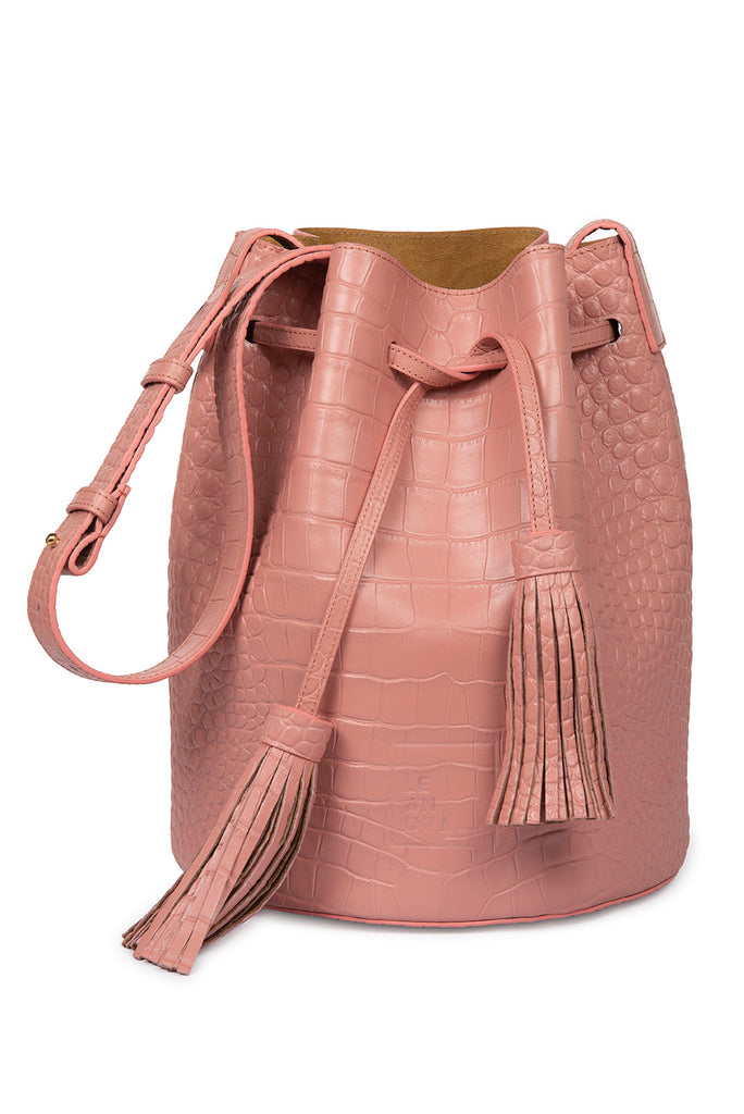 Bucket bag de piel grabado en coco rosa. Bolsos de piel rosa made in Spain Leandra. Imagen frontal