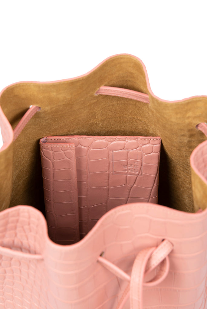 Bucket bag de piel grabado en coco soft rosa. Bolsos de piel made in Spain Leandra. Imagen interior bolso 
