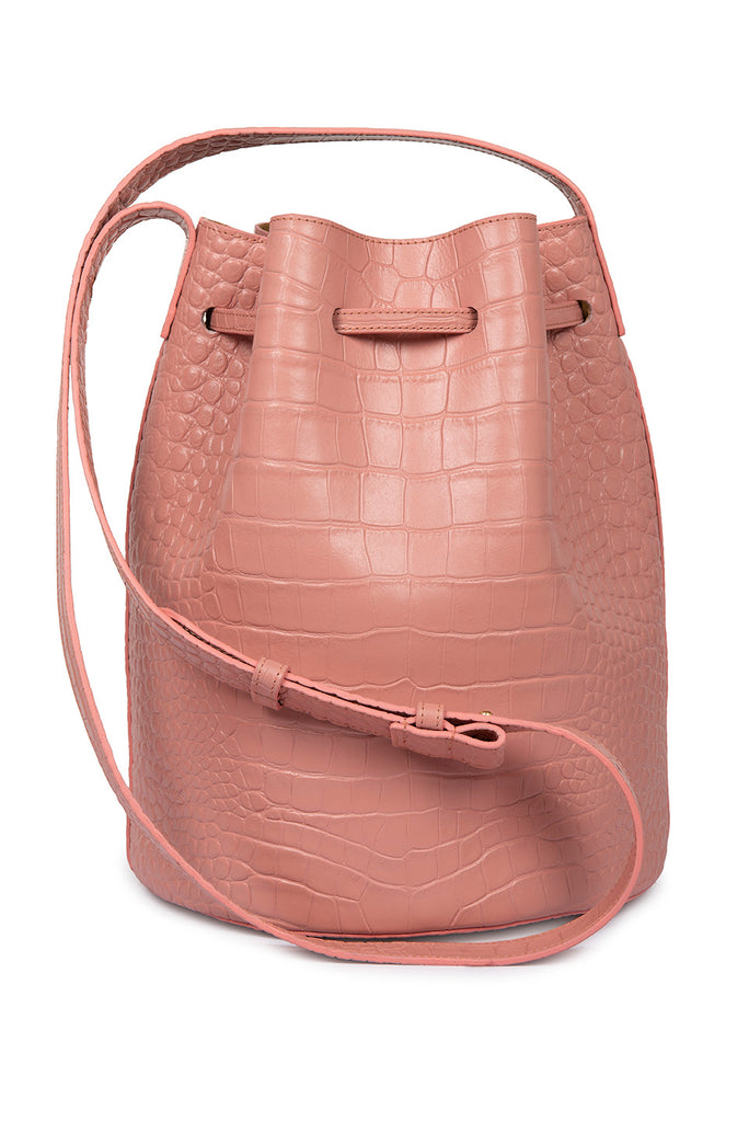 Bucket bag de piel grabado en coco color rosa. Bolsos de piel made in Spain Leandra. Imagen trasera bucket bag rosa Leandra