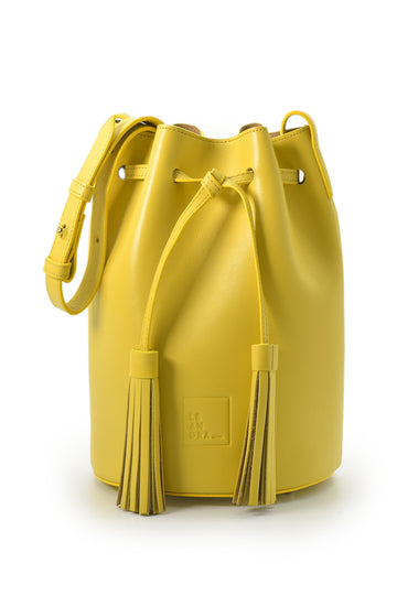 Mini bolso de piel tipo saco o Mini bucket bag color amarillo con bolsillo y borlas bicolor en nude Leandra imagen delantera