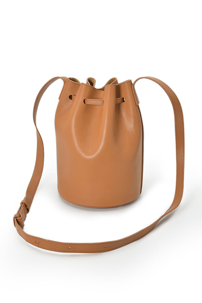 Mini bucket bag de piel color caramel Leandra. Bolso fabricado en Ubrique de piel Made in Spain Leandra a la venta en leandrabrand.com imagen detalle asa