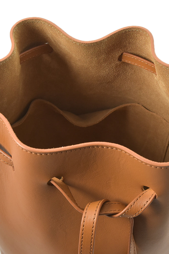 Mini bucket bag de piel color caramel Leandra. Bolso Made in Spain Leandra detalle interior.