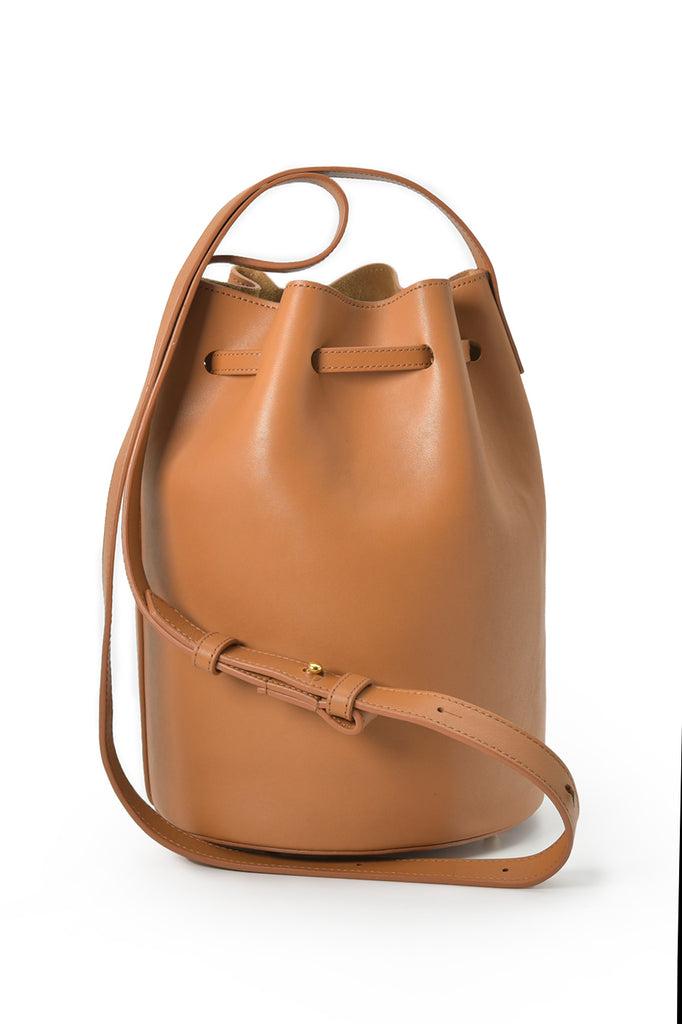 Mini bolso tipo saco de piel color camel Leandra. Bolso de piel fabricado en Ubrique Leandra imagen trasera