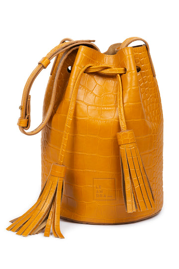 Mini bolso saco de piel grabada en coco color avellana Leandra. Bolso de piel made in Spain imagen frontal