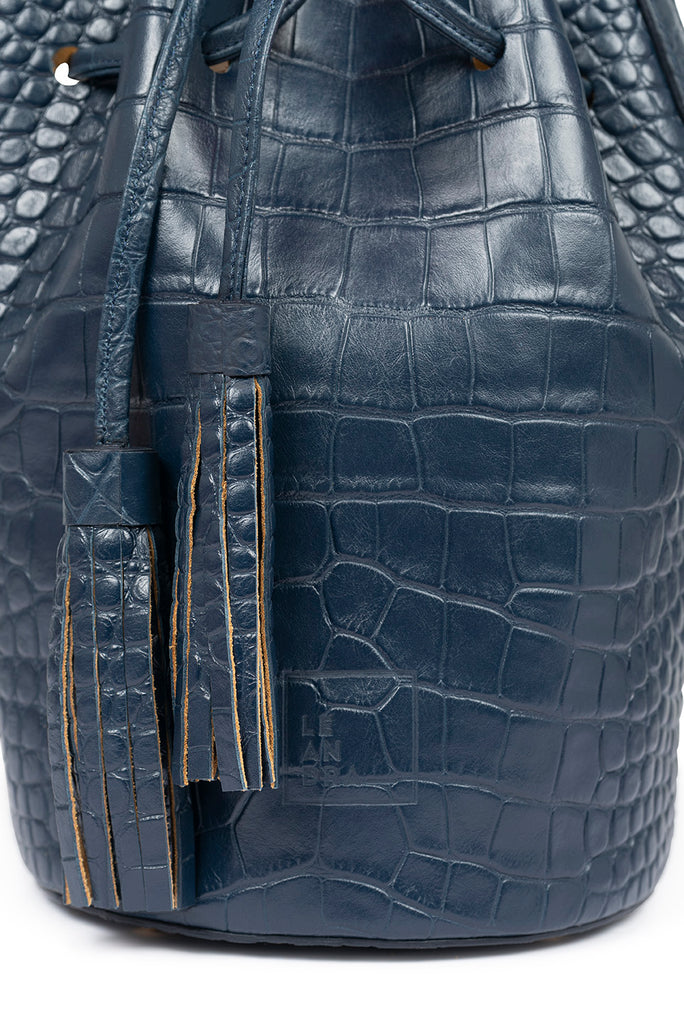 Bolso mini bucket grabado en coco suave color azul Leandra. Bolso mini saco de piel  Leandra detalle borlas