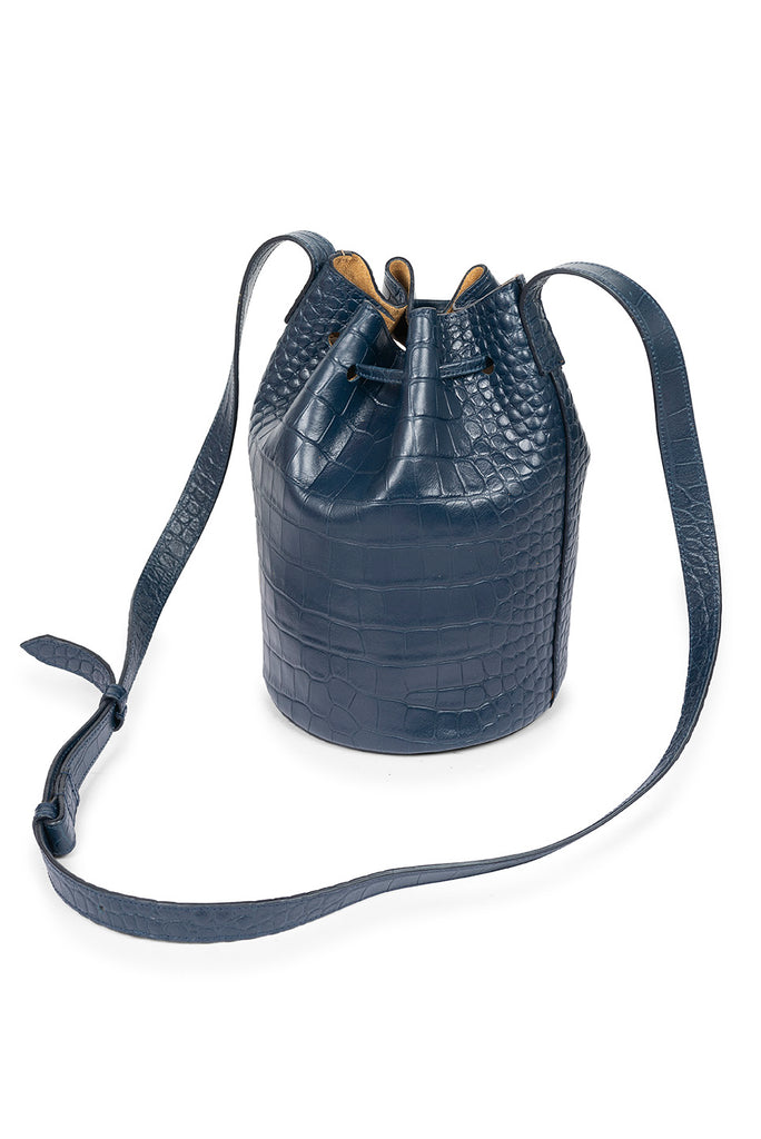 Bolso tipo mini bucket grabado en coco suave color azul Leandra. Bolso mini saco de piel azul Leandra imagen detalle asa larga extendida