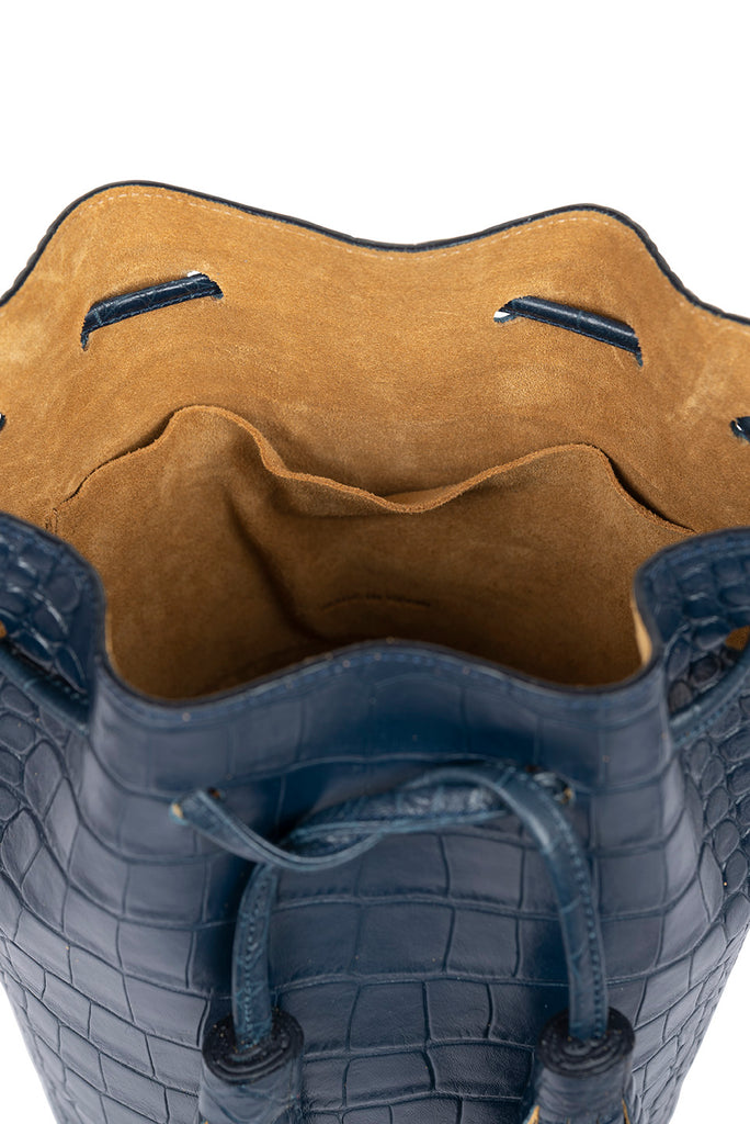 Mini bucket grabado en coco suave azul oscuro Leandra. Bolso mini saco de piel azul Leandra detalle bolsillo interior