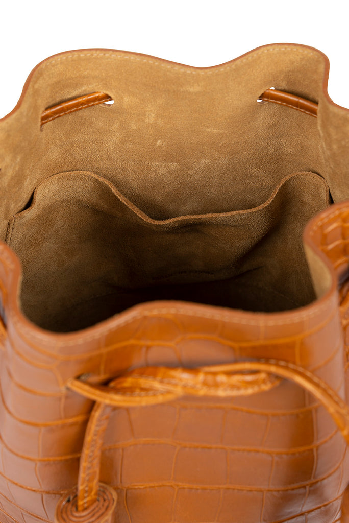 Mini bucket bag marrón piel grabada en coco soft Leandra | Interior de mini bolso tipo saco de piel made in Spain Leandra. Detalle bolsillo interior.