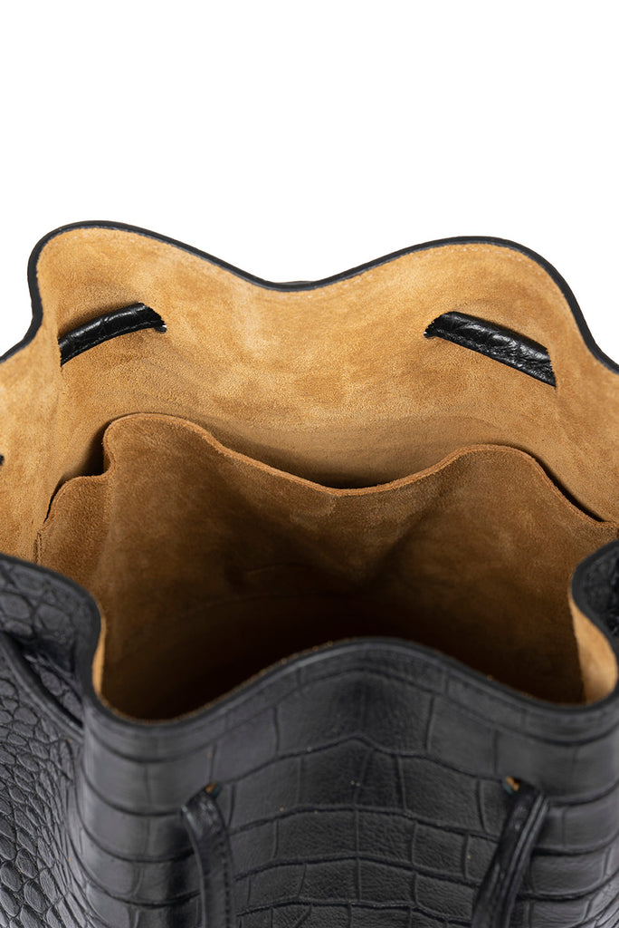 Bucket bag mini de piel vacuna grabada en coco negro soft Leandra. Bolso made in Spain Leandra. Detalle interior bolsillo