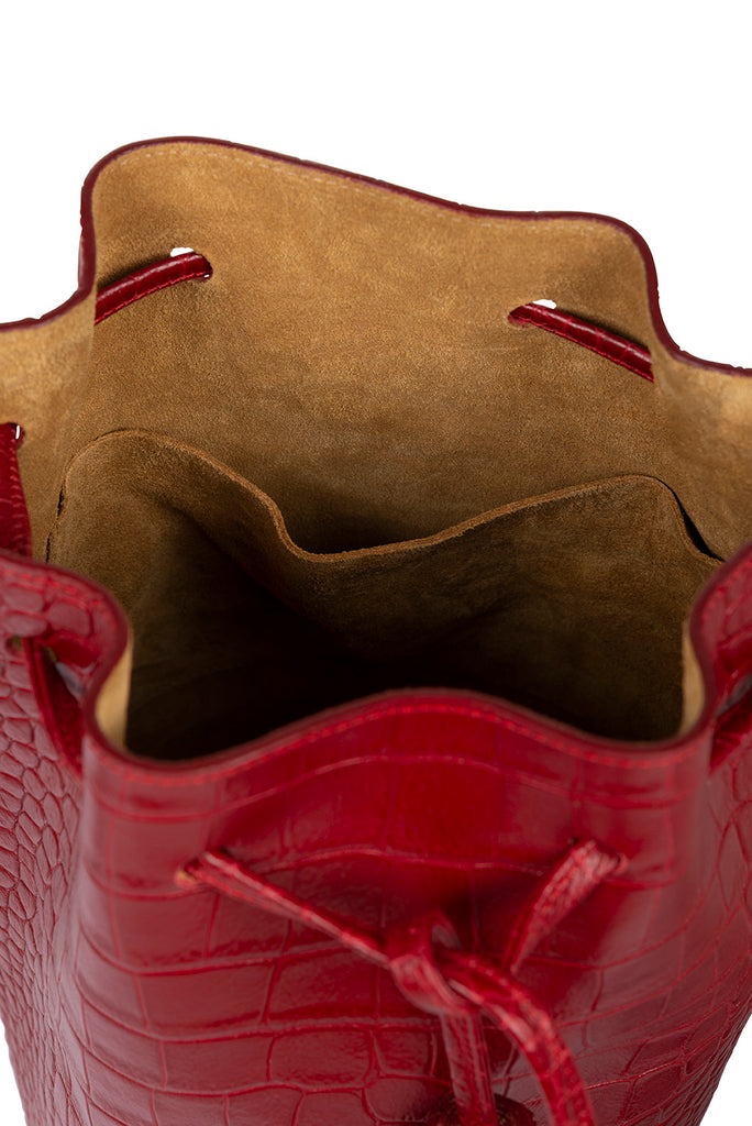 Mini bucket grabado en coco color rojo Leandra. Bolsos de piel made in Spain a la venta en leandrabrand.com detalle bolsillo interior.