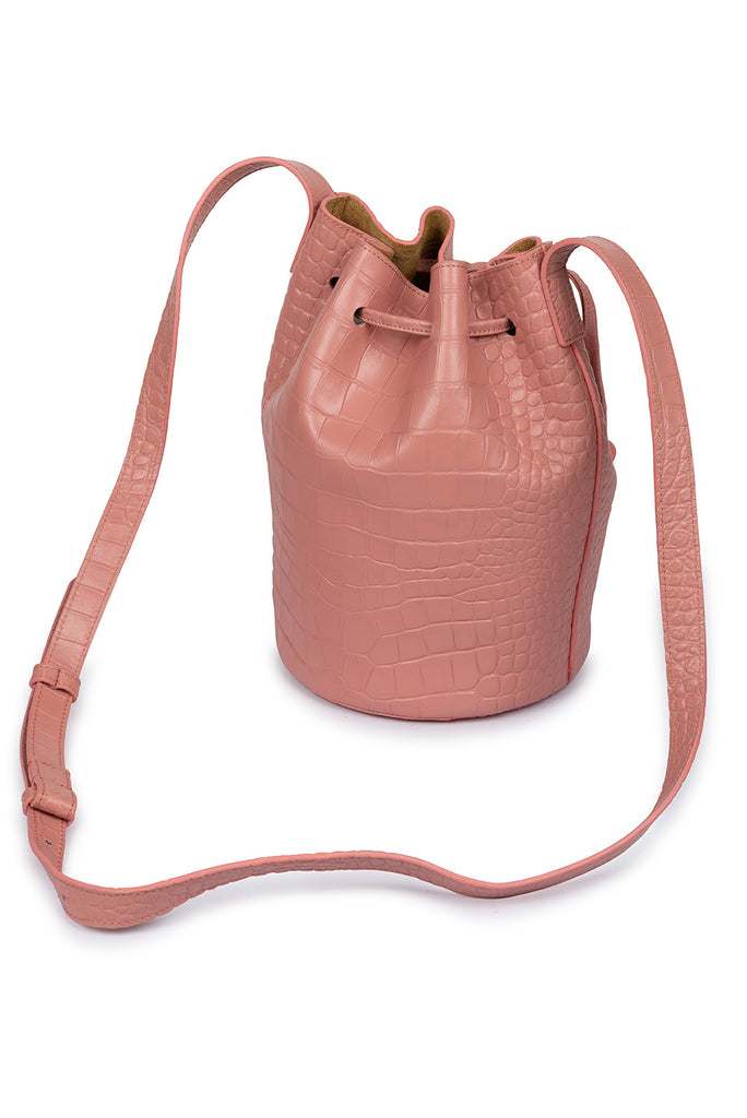 Bolso tipo mini bucket grabado en coco rosa Leandra. Bolsos de piel Leandra. Imagen detalle asas