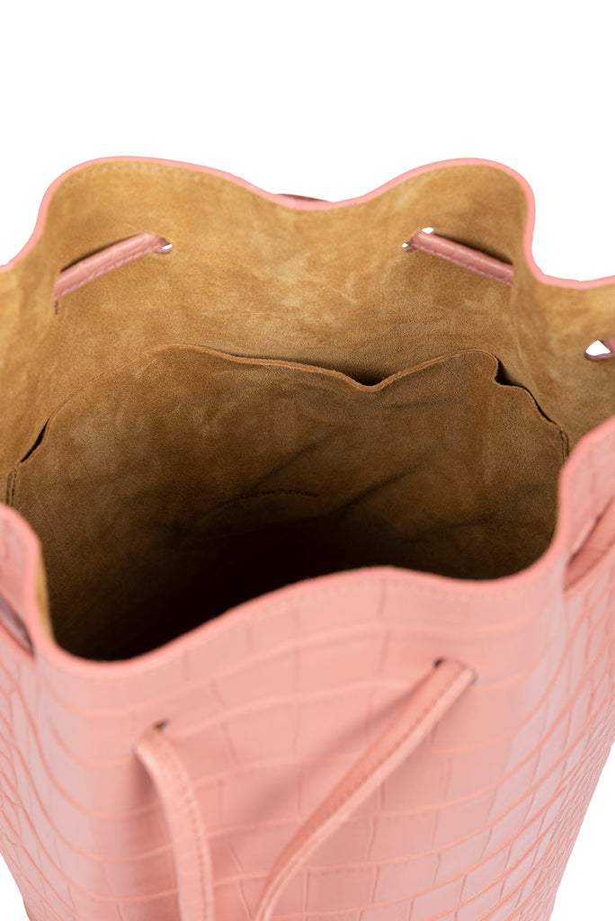 Bolso tipo mini bucket bag grabado en coco color rosa Leandra. Bolso saco mini de piel Leandra detalle bolsillo interior