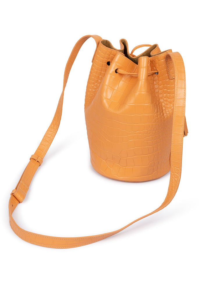 Bolso mini bucket bag piel grabada en coco color pomelo Leandra. Bolsos de piel made in Spain. Imagen detalle asas.