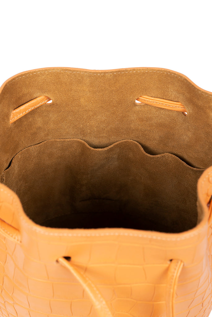 Mini bucket bag piel grabada coco color pomelo Leandra. Bolsos made in Spain a la venta en leandrabrand.com. Imagen de bolsillo interior